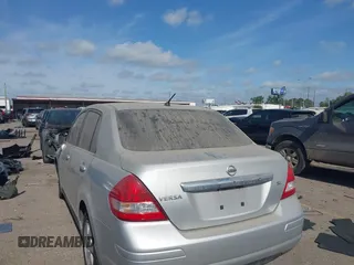 2008 Nissan Versa S z VIN 3N1BC11E68L405992, wystawiony jako IAAI lot #42060826 z przebiegiem 142 956 mil mil oraz . Historia ofert i sprzedaży dostępna na DreamBid. Obrazek 3.