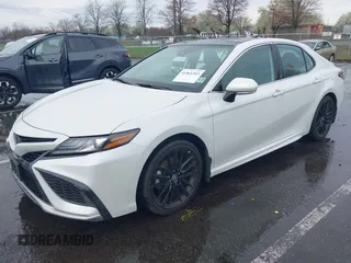 2022 Toyota Camry XSE z VIN 4T1K61AK2NU702362, wystawiony jako IAAI lot #41963393 z przebiegiem 13 541 mil mil oraz . Historia ofert i sprzedaży dostępna na DreamBid. Obrazek 2.