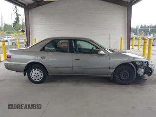 1998 Toyota Camry LE z VIN JT2BG22KXW0157647, wystawiony jako IAAI lot #42282818 z przebiegiem 267 681 mil mil oraz . Historia ofert i sprzedaży dostępna na DreamBid. Obrazek 13.