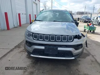 2022 Jeep Compass Limited z VIN 3C4NJDCB8NT115480, wystawiony jako IAAI lot #41677377 z przebiegiem 66 451 mil mil oraz . Historia ofert i sprzedaży dostępna na DreamBid. Obrazek 13.