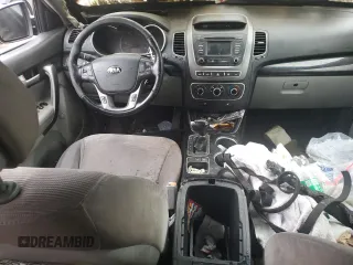 2015 Kia Sorento LX z VIN 5XYKT4A62FG574600, wystawiony jako Copart lot #86706194 z przebiegiem Nie podano mil oraz Szkoda całkowita • Salvage title. Historia ofert i sprzedaży dostępna na DreamBid. Obrazek 8.