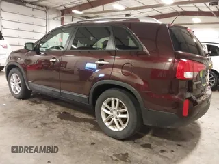 2014 Kia Sorento LX z VIN 5XYKTCA67EG541133, wystawiony jako IAAI lot #42335504 z przebiegiem 83 584 mil mil oraz . Historia ofert i sprzedaży dostępna na DreamBid. Obrazek 3.