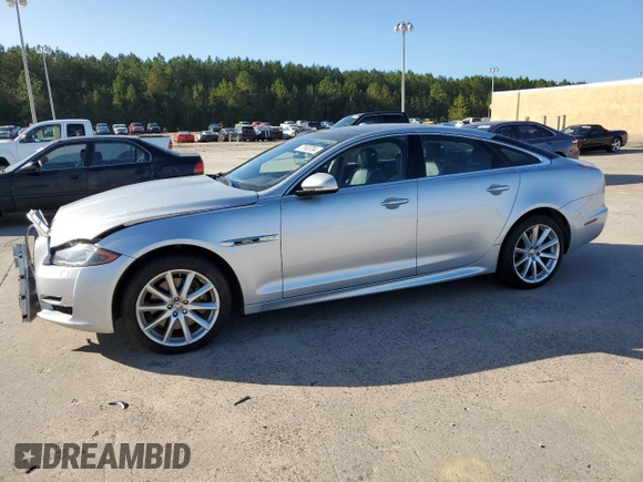 2016 Jaguar XJ R-Sport z VIN SAJWA1C77G8V95450, wystawiony jako Copart lot #77933704 z przebiegiem 55 733 mil mil oraz Szkoda całkowita • Salvage title. Historia ofert i sprzedaży dostępna na DreamBid. Obrazek 1.