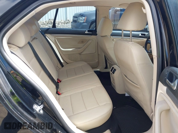 2010 Volkswagen Jetta Limited Edition z VIN 3VWAX7AJXAM128855, wystawiony jako IAAI lot #42355754 z przebiegiem 131 845 mil mil oraz . Historia ofert i sprzedaży dostępna na DreamBid. Obrazek 8.