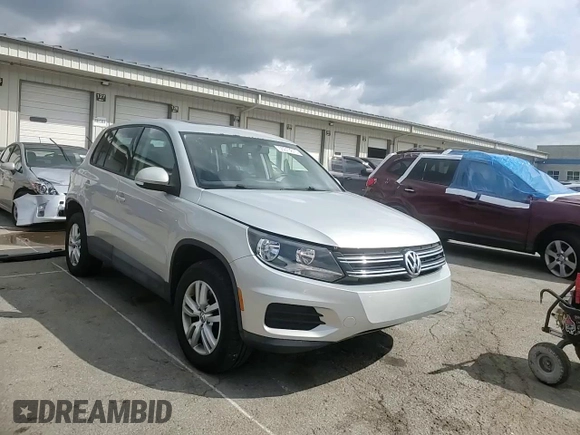 2013 Volkswagen Tiguan S z VIN WVGAV3AX2DW616476, wystawiony jako Copart lot #55313615 z przebiegiem 129 105 mil mil oraz Szkody całkowita. Historia ofert i sprzedaży dostępna na DreamBid. Obrazek 14.