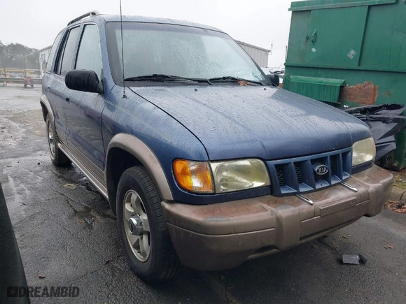2002 Kia Sportage with VIN KNDJB723925161368, listed as a IAAI auction lot 41045568 with 168,167 mi miles. Bid and sale history available at carsss.com. Image 1.