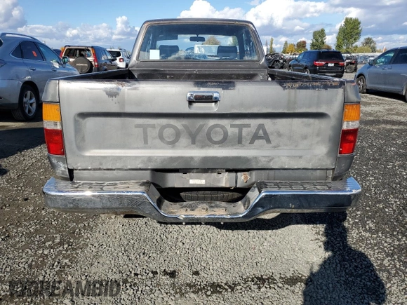 1989 Toyota Pickup DLX z VIN JT4VN13D0K0001910, wystawiony jako Copart lot #77413274 z przebiegiem 311 223 mil mil oraz Szkoda całkowita • Salvage title. Historia ofert i sprzedaży dostępna na DreamBid. Obrazek 6.