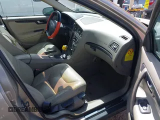 2001 Volvo S60 with VIN YV1RS61RX12066606, listed as a IAAI auction lot 41801626 with 161,504 mi miles. Bid and sale history available at carsss.com. Image 5.