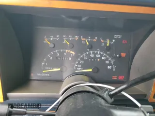 1994 GMC Suburban z VIN 1GKEC16K4RJ762562, wystawiony jako Copart lot #81242184 z przebiegiem 182 583 mil mil oraz Szkoda całkowita • Salvage title. Historia ofert i sprzedaży dostępna na DreamBid. Obrazek 9.