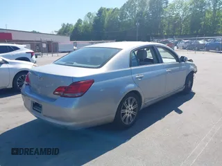 2008 Toyota Avalon XL z VIN 4T1BK36B28U255522, wystawiony jako IAAI lot #42143848 z przebiegiem 240 777 mil mil oraz . Historia ofert i sprzedaży dostępna na DreamBid. Obrazek 4.