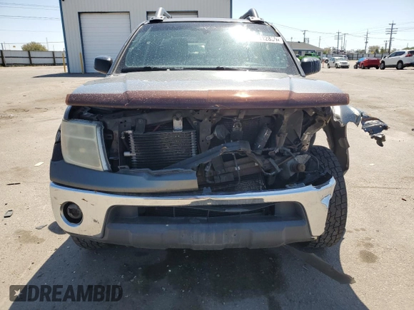 2005 Nissan Frontier LE z VIN 1N6AD07W95C417736, wystawiony jako Copart lot #55112835 z przebiegiem 217 251 mil mil oraz Szkoda całkowita • Salvage title. Historia ofert i sprzedaży dostępna na DreamBid. Obrazek 5.