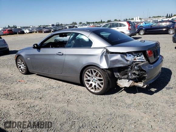 2008 BMW 3 Series 328i z VIN WBAWR33538P152346, wystawiony jako Copart lot #57101985 z przebiegiem 131 504 mil mil oraz Szkoda całkowita • Salvage title. Historia ofert i sprzedaży dostępna na DreamBid. Obrazek 2.
