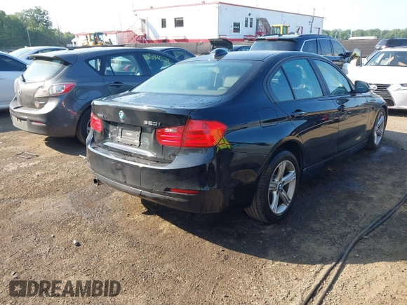 2013 BMW 3 Series 320i xDrive z VIN WBA3C3C53DF979221, wystawiony jako IAAI lot #42577544 z przebiegiem 97 135 mil mil oraz . Historia ofert i sprzedaży dostępna na DreamBid. Obrazek 4.