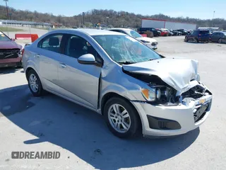 2015 Chevrolet Sonic LT z VIN 1G1JC5SH9F4155801, wystawiony jako IAAI lot #41849750 z przebiegiem 168 309 mil mil oraz . Historia ofert i sprzedaży dostępna na DreamBid. Obrazek 1.