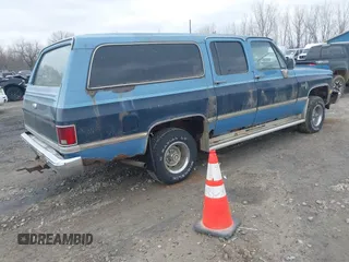 1984 Chevrolet Suburban z VIN 1G8FK16C6EF130150, wystawiony jako IAAI lot #41987449 z przebiegiem 91 357 mil mil oraz . Historia ofert i sprzedaży dostępna na DreamBid. Obrazek 4.