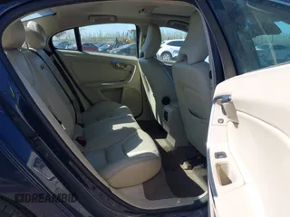 2013 Volvo S60 T5 Premier z VIN YV1612FS5D1202290, wystawiony jako IAAI lot #42042523 z przebiegiem 165 700 mil mil oraz . Historia ofert i sprzedaży dostępna na DreamBid. Obrazek 8.