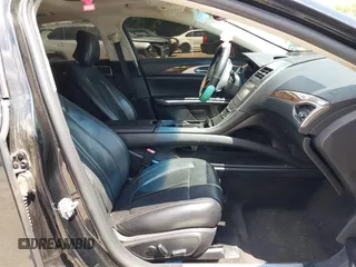 2016 Lincoln MKZ z VIN 3LN6L2J93GR632474, wystawiony jako IAAI lot #42607060 z przebiegiem 99 490 mil mil oraz . Historia ofert i sprzedaży dostępna na DreamBid. Obrazek 5.