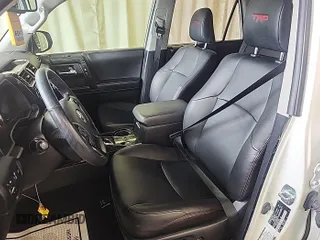 2023 Toyota 4Runner TRD Pro z VIN JTELU5JR4P6107986, wystawiony jako IAAI lot #42575841 z przebiegiem 8 950 mil mil oraz . Historia ofert i sprzedaży dostępna na DreamBid. Obrazek 4.