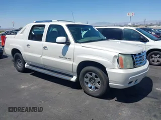 2002 Cadillac Escalade EXT z VIN 3GYEK63N32G240355, wystawiony jako IAAI lot #42538584 z przebiegiem 260 467 mil mil oraz . Historia ofert i sprzedaży dostępna na DreamBid. Obrazek 1.