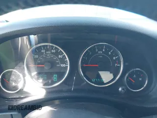 2015 Jeep Wrangler Unlimited Sahara z VIN 1C4HJWEG5FL650829, wystawiony jako IAAI lot #41824739 z przebiegiem 127 719 mil mil oraz . Historia ofert i sprzedaży dostępna na DreamBid. Obrazek 7.
