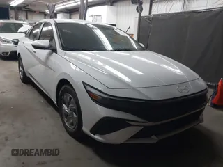 2025 Hyundai Elantra SE z VIN KMHLL4DG5SU913590, wystawiony jako IAAI lot #41900727 z przebiegiem 3 406 mil mil oraz . Historia ofert i sprzedaży dostępna na DreamBid. Obrazek 1.