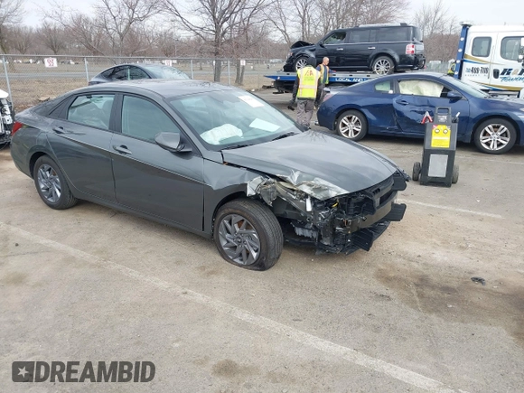 2024 Hyundai Elantra SEL z VIN KMHLM4DG9RU784034, wystawiony jako IAAI lot #41768840 z przebiegiem 8 606 mil mil oraz . Historia ofert i sprzedaży dostępna na DreamBid. Obrazek 1.