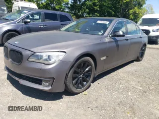 2013 BMW 7 Series 740Li xDrive z VIN WBAYF4C55DDE23588, wystawiony jako Copart lot #57968395 z przebiegiem 53 166 mil mil oraz Szkoda całkowita • Salvage title. Historia ofert i sprzedaży dostępna na DreamBid. Obrazek 1.
