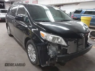 2013 Toyota Sienna XLE AAS with VIN 5TDYK3DC0DS399336, listed as a IAAI auction lot 41726210 with 111,628 mi miles. Bid and sale history available at carsss.com. Image 1.