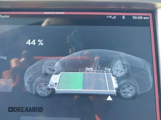 2015 Tesla Model S 85D z VIN 5YJSA1E24FF114180, wystawiony jako IAAI lot #41832583 z przebiegiem 152 008 mil mil oraz . Historia ofert i sprzedaży dostępna na DreamBid. Obrazek 17.