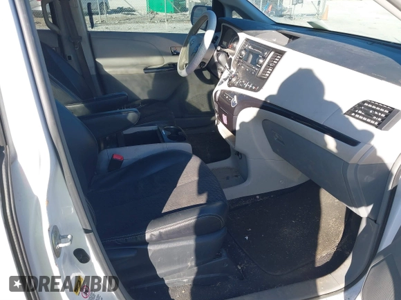 2011 Toyota Sienna SE with VIN 5TDXK3DC7BS029302, listed as a IAAI auction lot 41632724 with 211,503 mi miles. Bid and sale history available at carsss.com. Image 5.