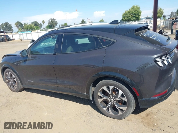 2022 Ford Mustang Mach-E Premium z VIN 3FMTK3SU4NMA23838, wystawiony jako IAAI lot #40509920 z przebiegiem Nie podano mil oraz . Historia ofert i sprzedaży dostępna na DreamBid. Obrazek 15.