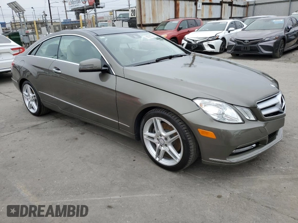 2013 Mercedes-Benz E 350 z VIN WDDKJ5KB5DF197712, wystawiony jako Copart lot #60521005 z przebiegiem 42 109 mil mil oraz Szkoda całkowita • Salvage title. Historia ofert i sprzedaży dostępna na DreamBid. Obrazek 4.