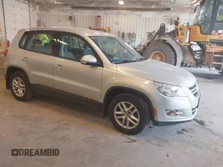 2011 Volkswagen Tiguan SEL z VIN WVGBV7AXXBW511175, wystawiony jako IAAI lot #42341613 z przebiegiem 168 497 mil mil oraz . Historia ofert i sprzedaży dostępna na DreamBid. Obrazek 1.