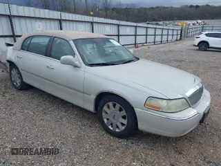 2005 Lincoln Town Car Cartier L z VIN 1LNHM85W85Y620716, wystawiony jako IAAI lot #41740465 z przebiegiem 170 201 mil mil oraz . Historia ofert i sprzedaży dostępna na DreamBid. Obrazek 1.