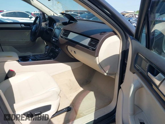 2012 Volkswagen Touareg Sport z VIN WVGEF9BPXCD011020, wystawiony jako IAAI lot #42000763 z przebiegiem 143 470 mil mil oraz . Historia ofert i sprzedaży dostępna na DreamBid. Obrazek 5.