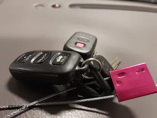 2005 Toyota Camry STD z VIN 4T1BE32K75U591725, wystawiony jako IAAI lot #42407471 z przebiegiem 180 756 mil mil oraz . Historia ofert i sprzedaży dostępna na DreamBid. Obrazek 11.