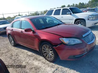 2014 Chrysler 200 LX z VIN 1C3CCBAB3EN122656, wystawiony jako IAAI lot #40327337 z przebiegiem 177 758 mil mil oraz . Historia ofert i sprzedaży dostępna na DreamBid. Obrazek 1.