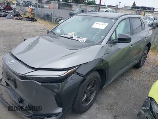 2024 Toyota bZ4X XLE z VIN JTMAAAAA4RA042628, wystawiony jako IAAI lot #41801949 z przebiegiem 10 279 mil mil oraz . Historia ofert i sprzedaży dostępna na DreamBid. Obrazek 2.