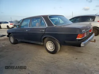 1983 Mercedes-Benz 300 with VIN WDBAB33A8DB025998, listed as a Copart auction lot 79548214 with 232,276 mi miles and Clean Title. Bid and sale history available at carsss.com. Image 2.