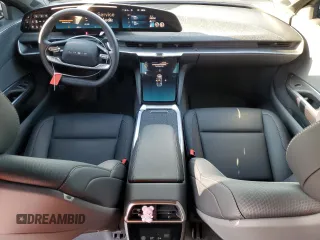 2024 Lucid Air Pure z VIN 50EA1PGA5RA001365, wystawiony jako Copart lot #42654165 z przebiegiem 8878 mil mil oraz Szkody całkowita. Historia ofert i sprzedaży dostępna na DreamBid. Obrazek 8.