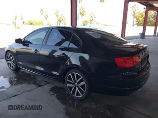 2014 Volkswagen Jetta S z VIN 3VW2K7AJ1EM311148, wystawiony jako IAAI lot #40418942 z przebiegiem 192 015 mil mil oraz . Historia ofert i sprzedaży dostępna na DreamBid. Obrazek 3.