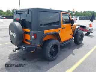 2013 Jeep Wrangler Sport z VIN 1C4AJWAG2DL538526, wystawiony jako IAAI lot #42378501 z przebiegiem 81 709 mil mil oraz . Historia ofert i sprzedaży dostępna na DreamBid. Obrazek 4.