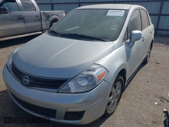 2008 Nissan Versa S z VIN 3N1BC11E68L405992, wystawiony jako IAAI lot #42060826 z przebiegiem 142 956 mil mil oraz . Historia ofert i sprzedaży dostępna na DreamBid. Obrazek 17.