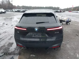 2024 BMW iX xDrive50 z VIN WB523CF00RCN76736, wystawiony jako IAAI lot #41162938 z przebiegiem 21 575 mil mil oraz . Historia ofert i sprzedaży dostępna na DreamBid. Obrazek 16.