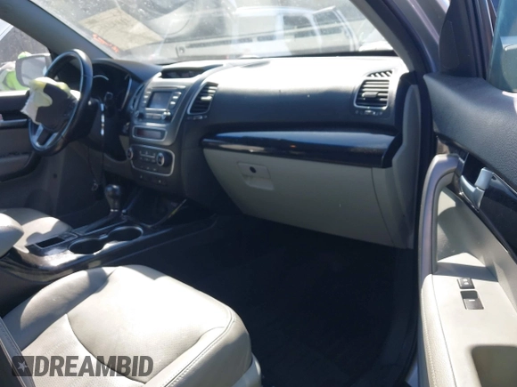 2014 Kia Sorento LX z VIN 5XYKT3A69EG437937, wystawiony jako IAAI lot #41834416 z przebiegiem 208 671 mil mil oraz . Historia ofert i sprzedaży dostępna na DreamBid. Obrazek 5.