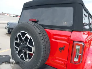 2022 Ford Bronco z VIN 1FMDE5DH7NLA98557, wystawiony jako IAAI lot #41746093 z przebiegiem 61 718 mil mil oraz . Historia ofert i sprzedaży dostępna na DreamBid. Obrazek 17.