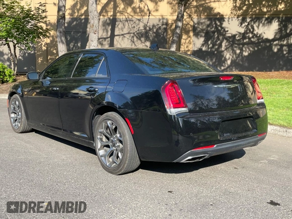 2018 Chrysler 300 S z VIN 2C3CCABG5JH313938, wystawiony jako Copart lot #60175405 z przebiegiem 122 155 mil mil oraz Szkoda całkowita • Salvage title. Historia ofert i sprzedaży dostępna na DreamBid. Obrazek 3.