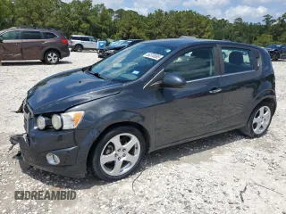 2015 Chevrolet Sonic LTZ z VIN 1G1JE6SB4F4204544, wystawiony jako Copart lot #56370085 z przebiegiem 56 110 mil mil oraz Szkoda całkowita • Salvage title. Historia ofert i sprzedaży dostępna na DreamBid. Obrazek 1.