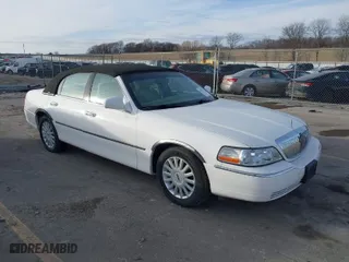 2005 Lincoln Town Car Signature with VIN 1LNHM81W85Y618082, listed as a IAAI auction lot 41496713 with 52,752 mi miles. Bid and sale history available at carsss.com. Image 1.