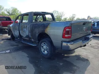2024 Ram 2500 Big Horn z VIN 3C6UR5DL0RG102178, wystawiony jako IAAI lot #42044303 z przebiegiem Nie podano mil oraz . Historia ofert i sprzedaży dostępna na DreamBid. Obrazek 3.